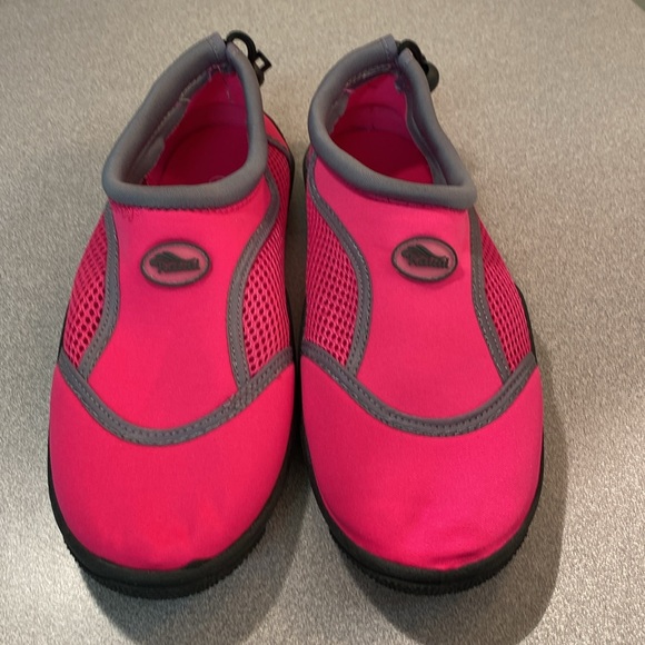 Kauai - hot pink water shoes. Size 8 - Picture 2 of 10